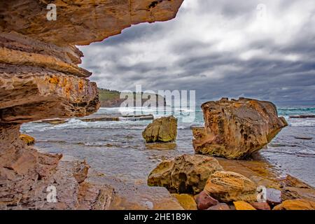 Il promontorio caduto si trova a Turimetta Beach, nella periferia settentrionale di Sydney. Foto Stock