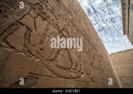 Le pareti del tempio di Edfu sono coperte da geroglifici e sculture in rilievo che rendono questo uno dei siti archeologici più famosi in Egitto. Foto Stock