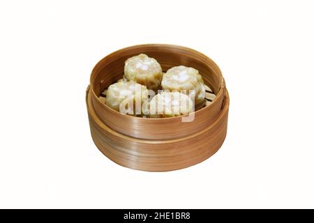 vari tipi di dim sum in un contenitore di bambù su sfondo bianco Foto Stock