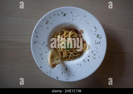 Spaghetti aglio olio su un piatto bianco. Vista dall'alto Foto Stock
