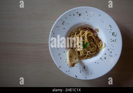 Spaghetti aglio olio su un piatto bianco. Vista dall'alto Foto Stock