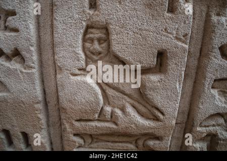 Un antico geroglifo egizio sul tempio di Horus Wall a Edfu, Egitto. Foto Stock