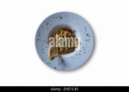 Spaghetti aglio olio su un piatto bianco. Vista dall'alto Foto Stock
