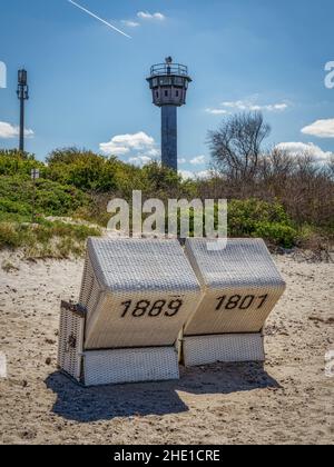 Boergerende, Meclemburgo-Pomerania occidentale, Germania - 14 giugno 2020: Due sedie da spiaggia e una vecchia torre di guardia GDR sullo sfondo Foto Stock