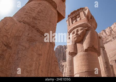 Il volto di Hathor scolpito in cima a una colonna al Tempio di Hatshepsut in Egitto. Foto Stock