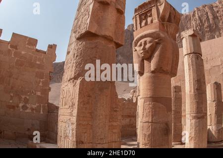 Il volto di Hathor scolpito in cima a una colonna al Tempio di Hatshepsut in Egitto. Foto Stock