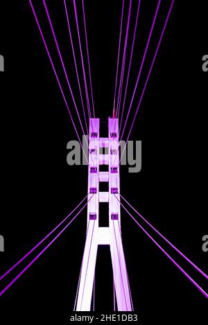 Vista in primo piano ad angolo basso del pilone illuminato del Ponte degli amanti sullo sfondo del cielo notturno, Tyumen, Russia Foto Stock