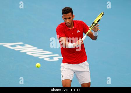 Sydney, Australia. 08th Jan 2022. Felix Auger-Aliassime del Team Canada che gioca a Daniil Medvedev del Team Russia durante la semifinale della Coppa ATP presso il Sydney Olympic Park Tennis Center di Sydney, Australia, il 8 gennaio 2022. Foto di Peter Dovgan. Solo per uso editoriale, licenza richiesta per uso commerciale. Nessun utilizzo nelle scommesse, nei giochi o nelle pubblicazioni di un singolo club/campionato/giocatore. Credit: UK Sports Pics Ltd/Alamy Live News Foto Stock