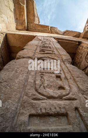 I ritocchi intagliati in un muro del tempio a Karnak, un antico sito archeologico a Luxor, in Egitto. Foto Stock