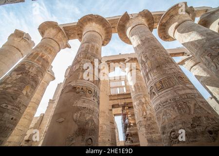 Le colonne di pietra nella sala Hypotyle nel tempio di Karnak, un antico sito archeologico egiziano in Egitto. Foto Stock