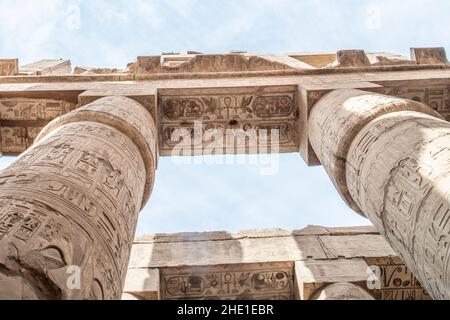 Le colonne di pietra nella sala Hypotyle nel tempio di Karnak, un antico sito archeologico egiziano in Egitto. Foto Stock