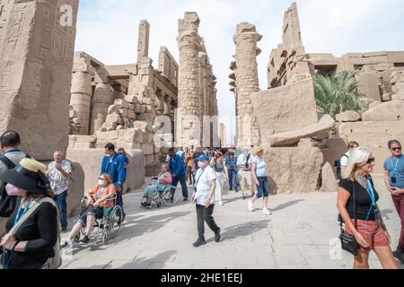 Molti turisti visitano il tempio di Karnak, un sito archeologico in Egitto. Foto Stock