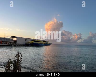 Cozumel, Quintana Roo, Messico - 17 dicembre 2021: Traghetti ad alta velocità presso il terminal dell'isola di Cozumel. I traghetti turistici sono utilizzati per il trasporto. Foto Stock