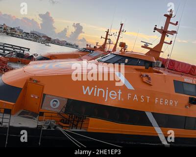 Cozumel, Quintana Roo, Messico - 17 dicembre 2021: Traghetti ad alta velocità presso il terminal dell'isola di Cozumel. I traghetti turistici sono utilizzati per il trasporto. Foto Stock