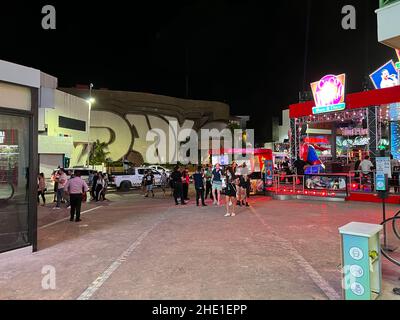 Cancun, Quintana Roo, Messico - 20 dicembre 2021: Strade trafficate di Cancun Downton di notte. La gente si gode la vita notturna nel centro di Cancun calda Foto Stock