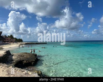 Cozumel, Quintana Roo, Messico - 17 dicembre 2021: La gente nuota e fa snorkeling in perfette acque cristalline blu in Messico. I turisti godono il bello Foto Stock