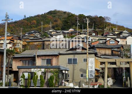 Una delle isole del gatto del Giappone--Ogishima--nel mare interno del Seto del Giappone. Foto Stock