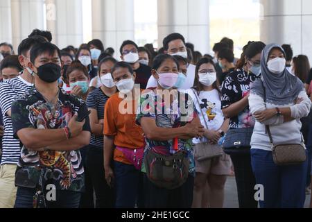 Bangkok, Tailandia. 08th Jan 2022. Le persone che indossano maschere facciali come misura preventiva contro la diffusione della linea di Covid-19 fino a ricevere vaccinazioni di richiamo del coronavirus (Covid-19) al Central Vaccination Center Bangkok. Credit: SOPA Images Limited/Alamy Live News Foto Stock