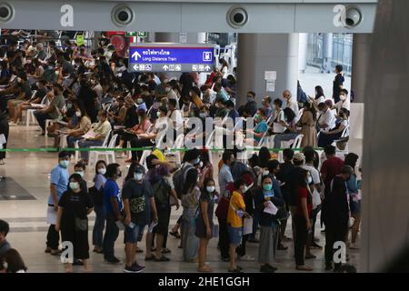 Bangkok, Tailandia. 08th Jan 2022. Una folla di persone che indossano facemasks visto in fila per ricevere coronavirus (Covid-19) vaccinazioni di richiamo al Centro Centrale di vaccinazione di Bangkok. (Foto di Adisorn Chabsungnoen/SOPA Images/Sipa USA) Credit: Sipa USA/Alamy Live News Foto Stock