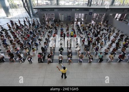 Bangkok, Tailandia. 08th Jan 2022. Una panoramica dei cittadini e dei viaggiatori che sono riuniti per ricevere il coronavirus (Covid-19) vaccinare i colpi di richiamo al Centro Centrale di vaccinazione di Bangkok. (Foto di Adisorn Chabsungnoen/SOPA Images/Sipa USA) Credit: Sipa USA/Alamy Live News Foto Stock