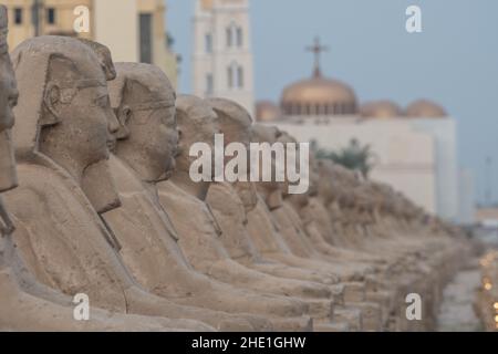 Le antiche statue sfinge che costeggiano il viale delle sfingi a Luxor, Egitto la strada storica è fiancheggiata da 100s monumenti di pietra. Foto Stock