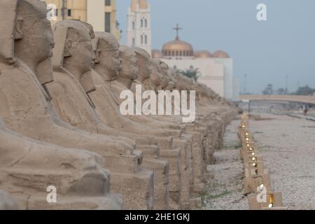 Le antiche statue sfinge che costeggiano il viale delle sfingi a Luxor, Egitto la strada storica è fiancheggiata da 100s monumenti di pietra. Foto Stock