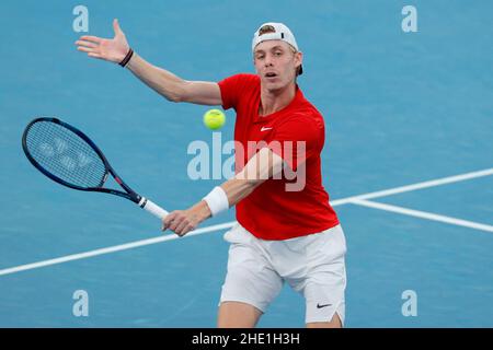 Sydney, Australia. 08th Jan 2022. Denis Shapovalov del Team Canada colpisce la palla nei doppi durante la semifinale della Coppa ATP presso il Sydney Olympic Park Tennis Center di Sydney, Australia, il 8 gennaio 2022. Foto di Peter Dovgan. Solo per uso editoriale, licenza richiesta per uso commerciale. Nessun utilizzo nelle scommesse, nei giochi o nelle pubblicazioni di un singolo club/campionato/giocatore. Credit: UK Sports Pics Ltd/Alamy Live News Foto Stock