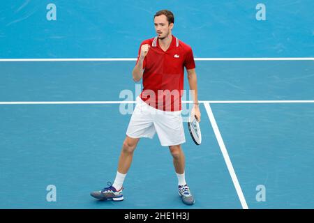 Sydney, Australia. 08th Jan 2022. Daniil Medvedev del Team Russia pompa il suo pugno nei raddoppia durante la semifinale della Coppa ATP al Sydney Olympic Park Tennis Center di Sydney, Australia, il 8 gennaio 2022. Foto di Peter Dovgan. Solo per uso editoriale, licenza richiesta per uso commerciale. Nessun utilizzo nelle scommesse, nei giochi o nelle pubblicazioni di un singolo club/campionato/giocatore. Credit: UK Sports Pics Ltd/Alamy Live News Foto Stock