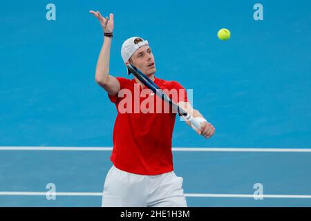 Sydney, Australia. 08th Jan 2022. Denis Shapovalov del Team Canada colpisce la palla nei doppi durante la semifinale della Coppa ATP presso il Sydney Olympic Park Tennis Center di Sydney, Australia, il 8 gennaio 2022. Foto di Peter Dovgan. Solo per uso editoriale, licenza richiesta per uso commerciale. Nessun utilizzo nelle scommesse, nei giochi o nelle pubblicazioni di un singolo club/campionato/giocatore. Credit: UK Sports Pics Ltd/Alamy Live News Foto Stock