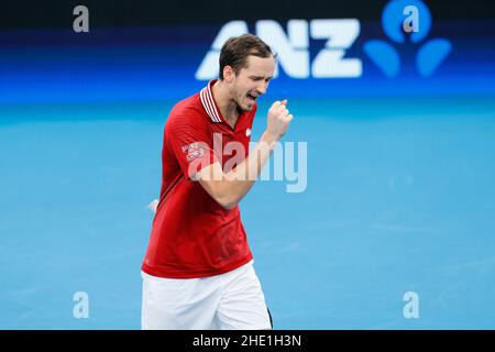 Sydney, Australia. 08th Jan 2022. Daniil Medvedev del Team Russia pompa il suo pugno nei raddoppia durante la semifinale della Coppa ATP al Sydney Olympic Park Tennis Center di Sydney, Australia, il 8 gennaio 2022. Foto di Peter Dovgan. Solo per uso editoriale, licenza richiesta per uso commerciale. Nessun utilizzo nelle scommesse, nei giochi o nelle pubblicazioni di un singolo club/campionato/giocatore. Credit: UK Sports Pics Ltd/Alamy Live News Foto Stock