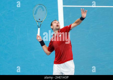 Sydney, Australia. 08th Jan 2022. Roman Safiullin del Team Russia serve nelle doppie durante la semifinale della Coppa ATP presso il Sydney Olympic Park Tennis Center, Sydney, Australia, il 8 gennaio 2022. Foto di Peter Dovgan. Solo per uso editoriale, licenza richiesta per uso commerciale. Nessun utilizzo nelle scommesse, nei giochi o nelle pubblicazioni di un singolo club/campionato/giocatore. Credit: UK Sports Pics Ltd/Alamy Live News Foto Stock