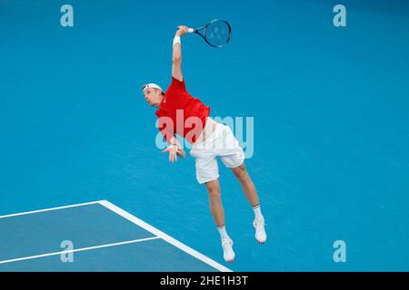 Sydney, Australia. 08th Jan 2022. Denis Shapovalov del Team Canada serve nelle doppie durante la semifinale della Coppa ATP presso il Sydney Olympic Park Tennis Center di Sydney, Australia, il 8 gennaio 2022. Foto di Peter Dovgan. Solo per uso editoriale, licenza richiesta per uso commerciale. Nessun utilizzo nelle scommesse, nei giochi o nelle pubblicazioni di un singolo club/campionato/giocatore. Credit: UK Sports Pics Ltd/Alamy Live News Foto Stock