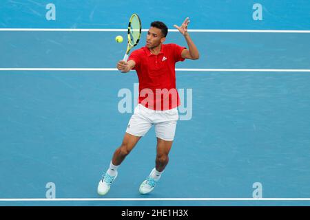 Sydney, Australia. 08th Jan 2022. Felix Auger-Aliassime del Team Canada gioca un backhand nelle doppie durante la semifinale della Coppa ATP al Sydney Olympic Park Tennis Center di Sydney, Australia, il 8 gennaio 2022. Foto di Peter Dovgan. Solo per uso editoriale, licenza richiesta per uso commerciale. Nessun utilizzo nelle scommesse, nei giochi o nelle pubblicazioni di un singolo club/campionato/giocatore. Credit: UK Sports Pics Ltd/Alamy Live News Foto Stock