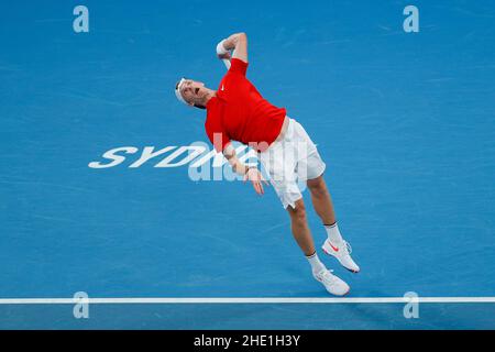 Sydney, Australia. 08th Jan 2022. Denis Shapovalov del Team Canada serve nelle doppie durante la semifinale della Coppa ATP presso il Sydney Olympic Park Tennis Center di Sydney, Australia, il 8 gennaio 2022. Foto di Peter Dovgan. Solo per uso editoriale, licenza richiesta per uso commerciale. Nessun utilizzo nelle scommesse, nei giochi o nelle pubblicazioni di un singolo club/campionato/giocatore. Credit: UK Sports Pics Ltd/Alamy Live News Foto Stock