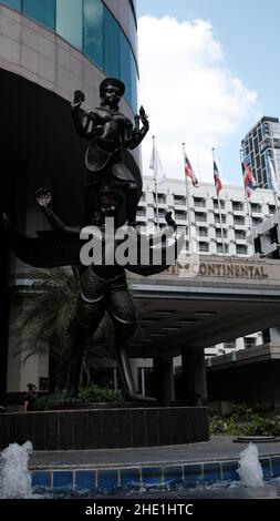 Statua del Dio Indù di fronte all'Intercontinental Hotel Ratchaprasong Road Bangkok Thailandia Foto Stock