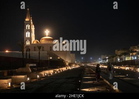 La chiesa copta di Santa Maria si affaccia sull'antico viale della strada delle sfingi che è fiancheggiata da statue di sfinge che portano da Karnak a luxor, Egitto. Foto Stock