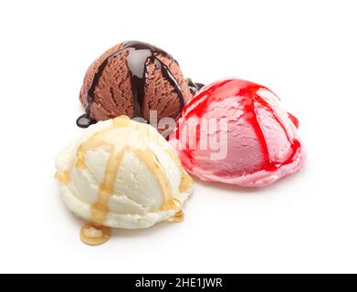 Cucchiai di gelato alla vaniglia, al cioccolato e alla fragola con sciroppo isolato su bianco Foto Stock