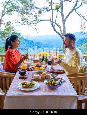 Vista dall'alto di una colazione di lusso nelle montagne di Chiang mai Thailandia, colazione di lusso con zuppa di nodle al curry di Chiang mai o Khao soi gai, coppia che fa colazione, uomo e donna Foto Stock