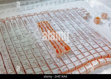 Fabbrica di delizie turche. Schiuma di marshmallows, e la delizia turca. Fabbrica di dolciumi. Produzione di dolci. Foto Stock
