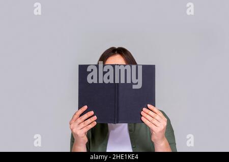 Donna caucasica irriconoscibile che si nasconde dietro la pianificazione del giorno. Foto Stock