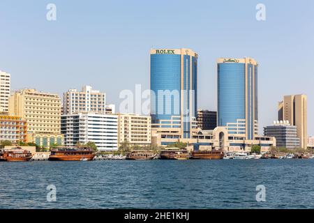 Dubai, Emirati Arabi Uniti, 27.09.2021. Skyline di Deira con le Torri Gemelle Rolex e le tradizionali barche in legno (Dhows) ormeggiate sul canale del Dubai Creek. Foto Stock