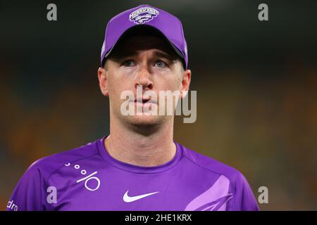 Brisbane, Regno Unito. 08th Jan 2022. Tom Rogers of the Hobart Hurricanes guarda su Credit: News Images /Alamy Live News Foto Stock