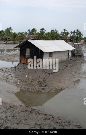 Bangladesh, Provincia di Satkhira, Pratab Nagar il 2021-10-27. Pratab Nagar villaggio gravemente colpito dal cambiamento climatico, tra cui l'aumento dei livelli di acqua, er Foto Stock