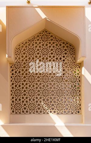 Finestra di moschea in stile arabo con apertura in pietra intagliata, esempio di arte islamica, Dubai, Emirati Arabi Uniti. Foto Stock