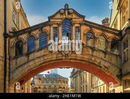 Hertford Bridge a Oxford, Regno Unito, conosciuto come Bridge of Sosphs, si unisce a parti dell'Hertford College attraverso New College Lane. Foto Stock