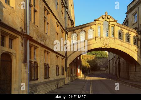 Il ponte di Hertford, conosciuto come il ponte dei Sospiri, si unisce a parti dell'Hertford College attraverso New College Lane. Foto Stock