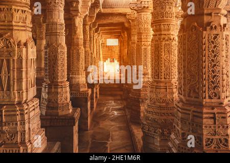 Bassorilievo a colonne nel famoso tempio antico Ranakpur Jain nello stato del Rajasthan, India Foto Stock