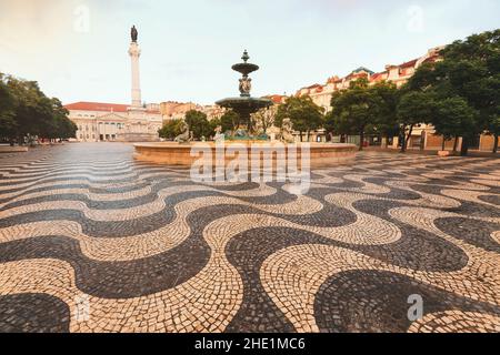 Tipico pavimento in ciottoli portoghese su piazza Rossio nel centro di Lisbona, Portogallo Foto Stock