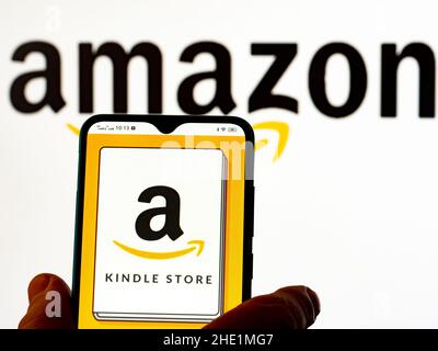 In questa illustrazione, il logo Amazon Kindle Store viene visualizzato su uno smartphone Foto Stock