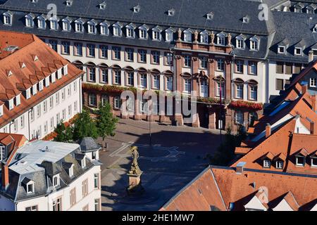 Il centro storico di Heidelberg con il Kornmarkt e la colonna Maria al centro. Vista dal castello in serata. Germania. Foto Stock